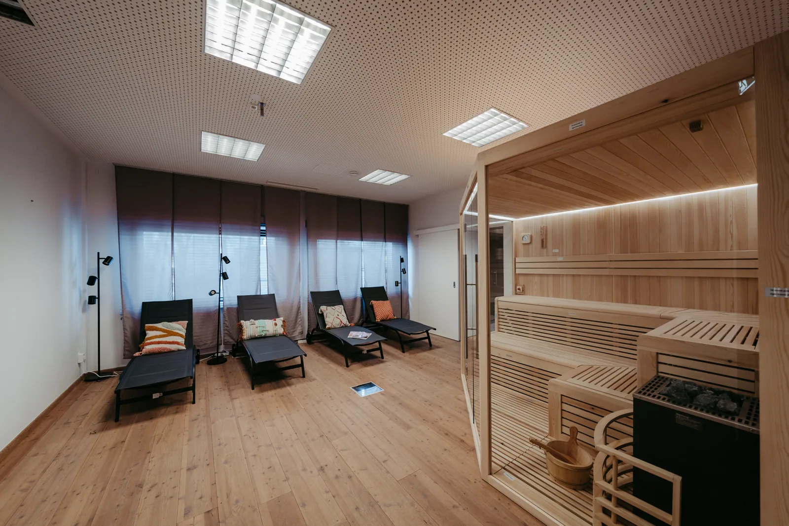 Sauna & Relax-Bereich mit Ruheliegen – An der Lage